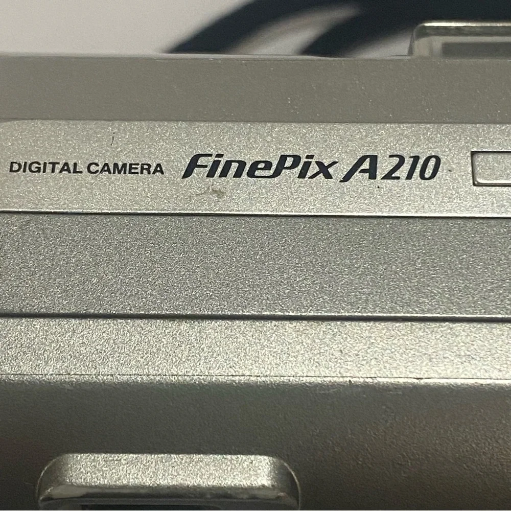 Fujifilm FinePix A210 3.2 MP Digital Camera Silver Fujinon 3x Optical Zoom VTG